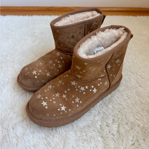 UGG Other - Kids UGG Mini II Stars Suede Shearling Lined Boots (Chestnut & Silver)